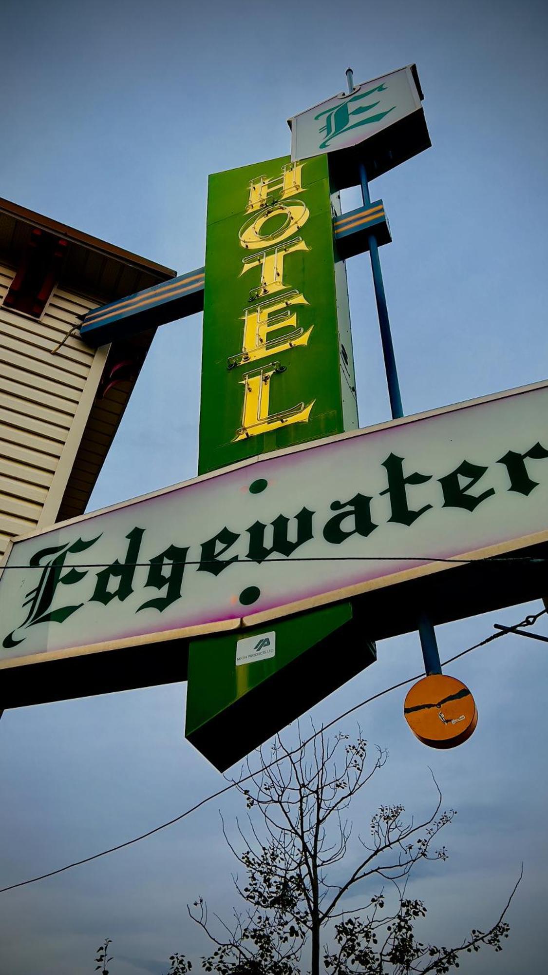 Edgewater Hotel Уайтхорс Экстерьер фото